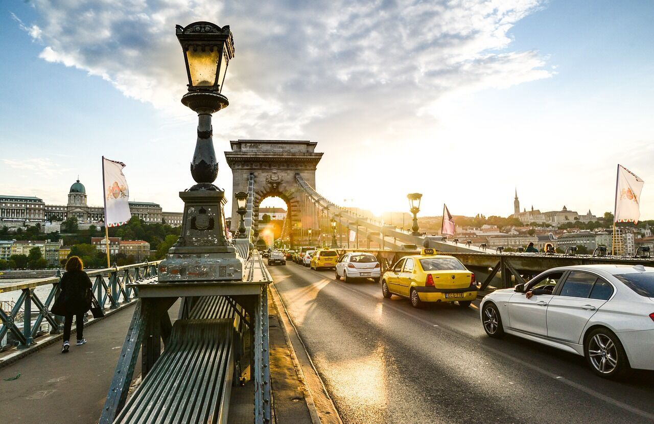 В Будапеште закрыли Цепной мост для автомобилей: почему местные жители против