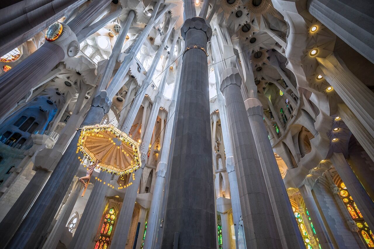 Жемчужина Барселоны поражает туристов: неожиданная экскурсия по самой известной базилике Испании.