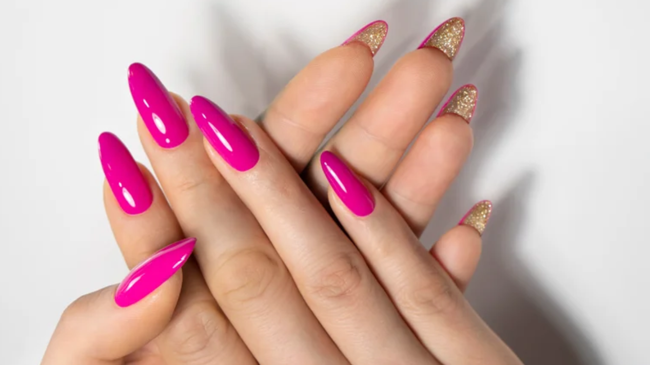 Последний писк моды: ногти Pink Spritz – блестящий маникюр Barbiecore