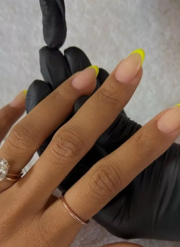 Лимонное бизе на ногтях: манящие идеи для маникюра с оттенком желтого цвета