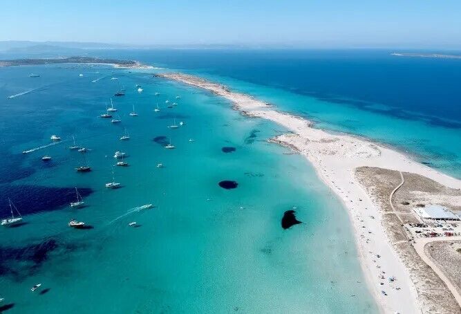 Чистая вода и мягкий песок: туристический эксперт назвал лучшие пляжи в Испании