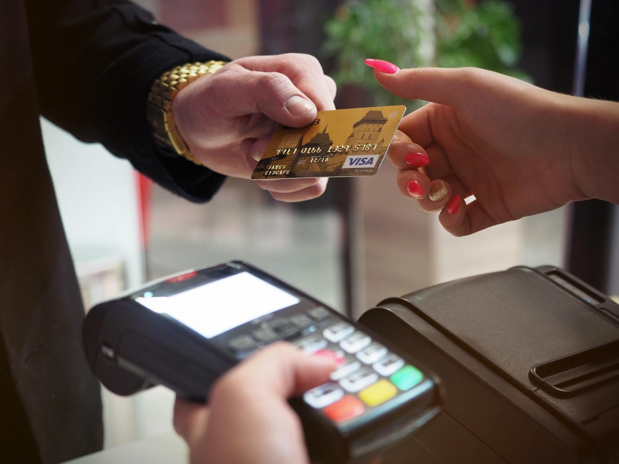 Що потрібно знати використовуючи кредитну картку у поїздках за кордон: плюси та мінуси