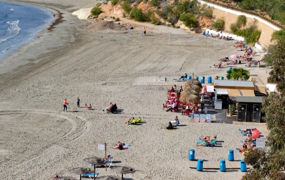 Без пати и вечеринок: популярный курорт закрывает на пляжах все бары