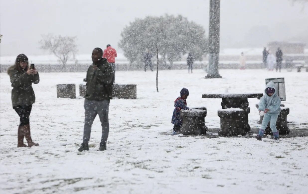 В Йоханнесбурге впервые за 11 лет выпал снег: удивительные фото