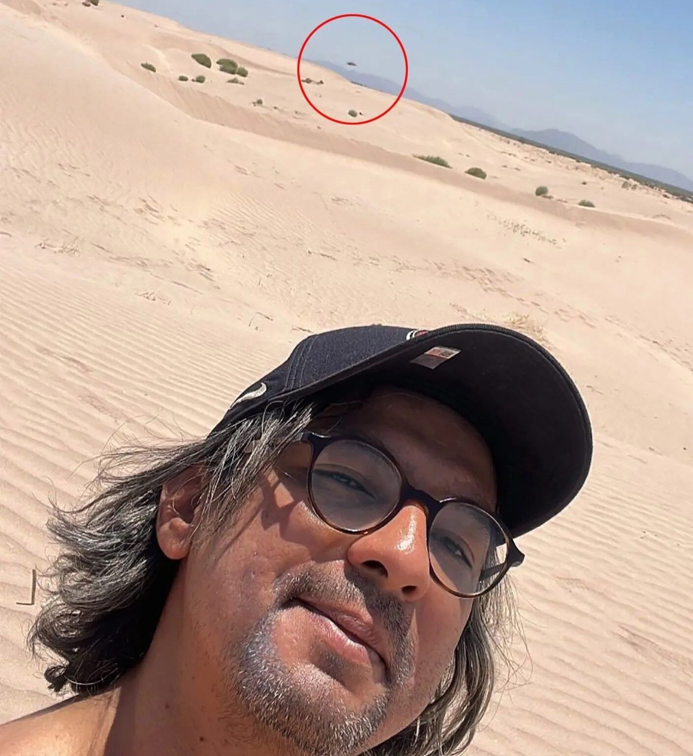 Турист уверен, что поймал НЛО на селфи в песчаных дюнах. Фото