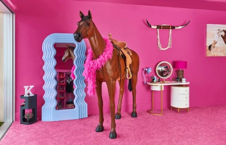 У Малибу можно арендовать розовый домик Барби: развлекать вас будет Кен