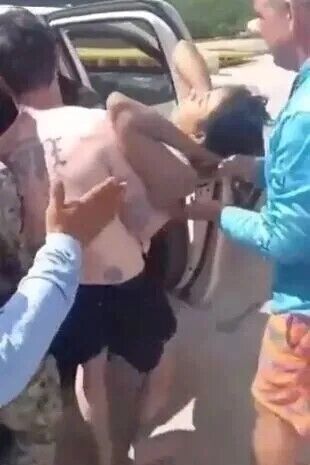 Акула атаковала туристку на пляже в США. Фото