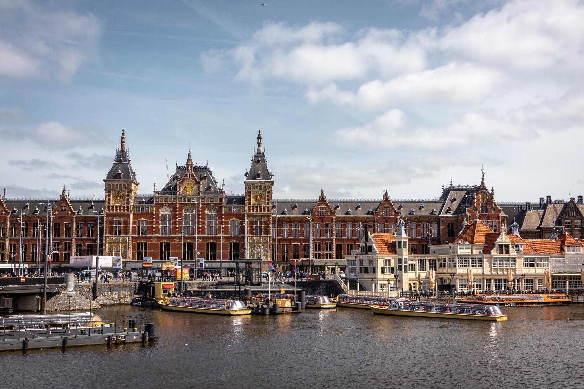 Круизным лайнерам запретили останавливаться в центре Амстердама: город стал жертвой собственной популярности