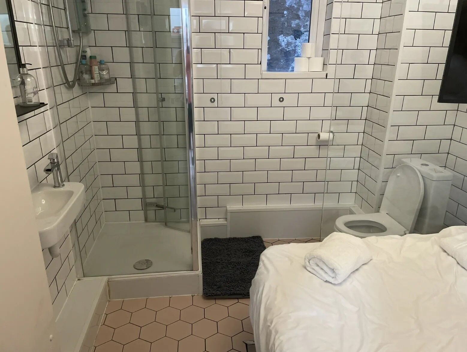 Турист из США забронировал жилье в Лондоне: квартира оказалась ванной с кроватью. Фото