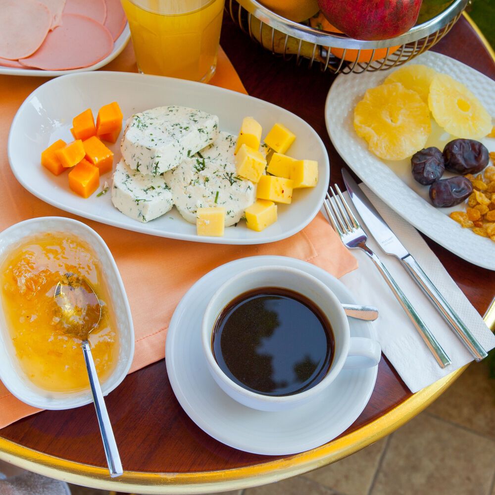 Что такое континентальный завтрак и чем он отличается от шведского стола