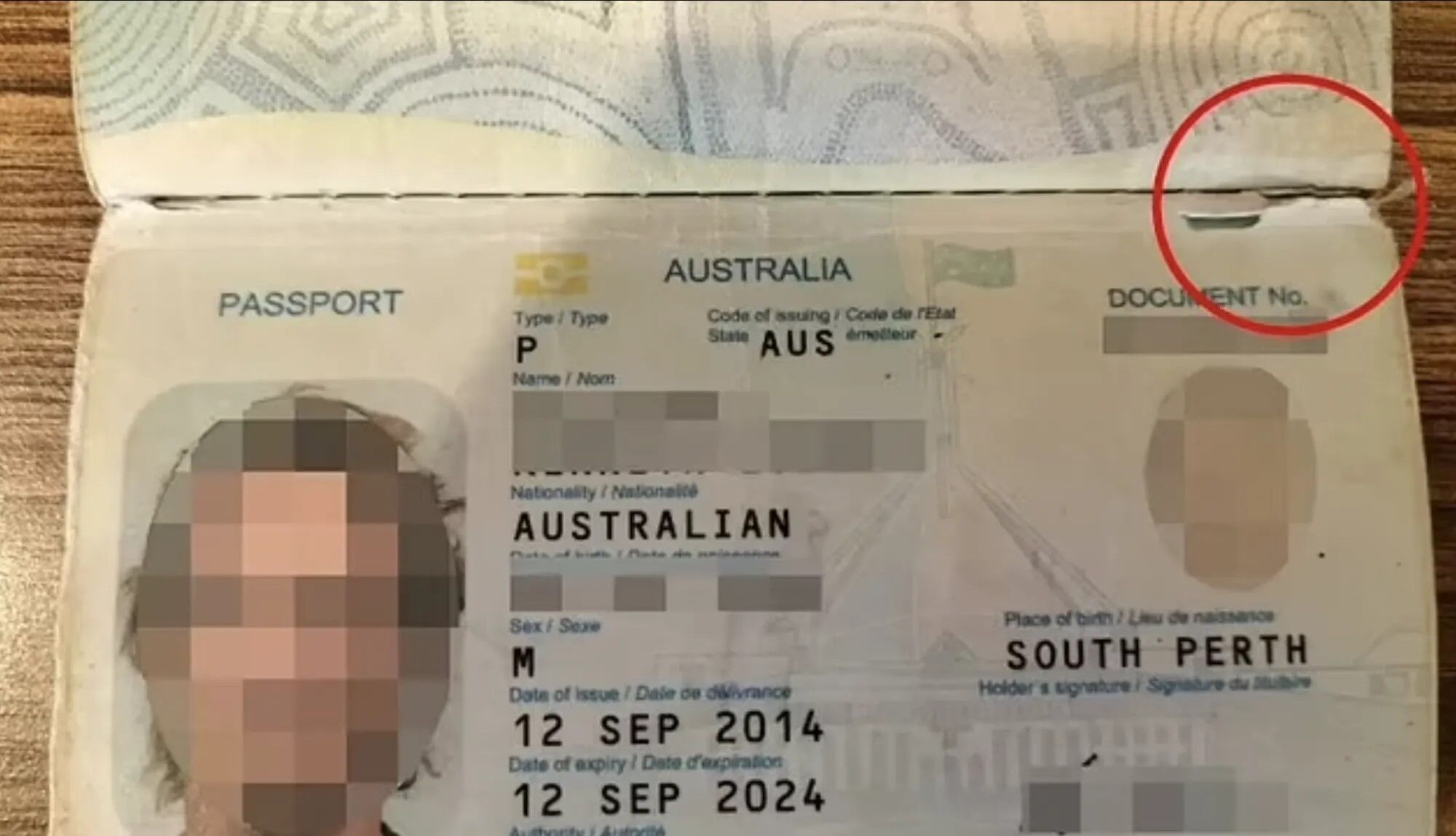 Австралійця не пустили на літак через маленький розрив на паспорті