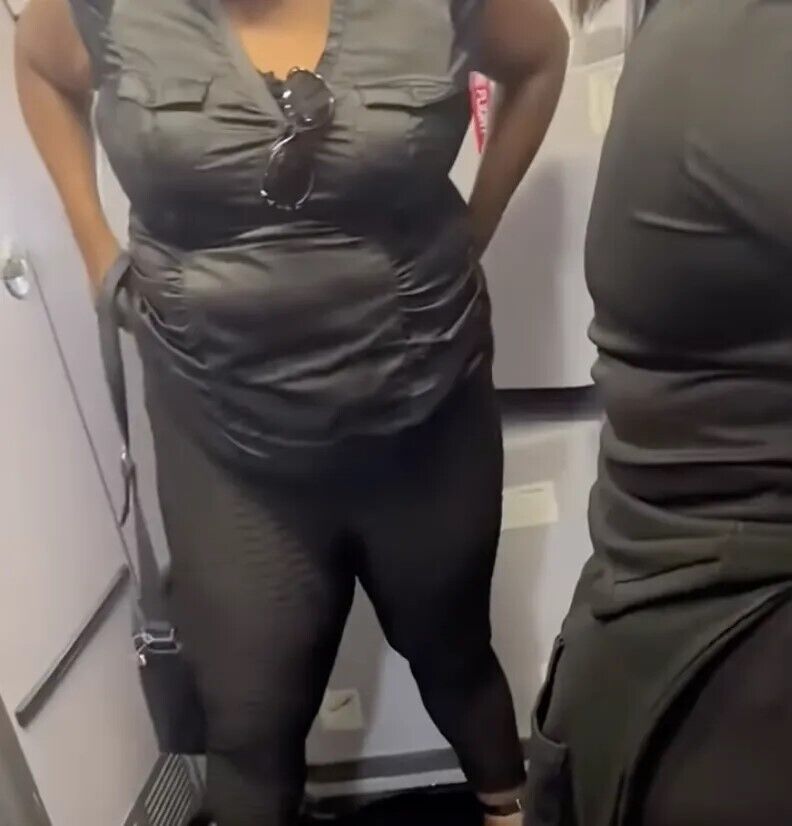 Женщина помочилась на пол в самолете из-за запрета два часа воспользоваться туалетом