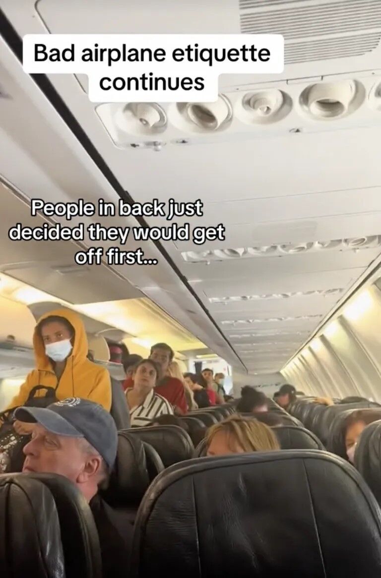Сеть разделило видео с самолета, где пассажиры ''забыли'' об этикете