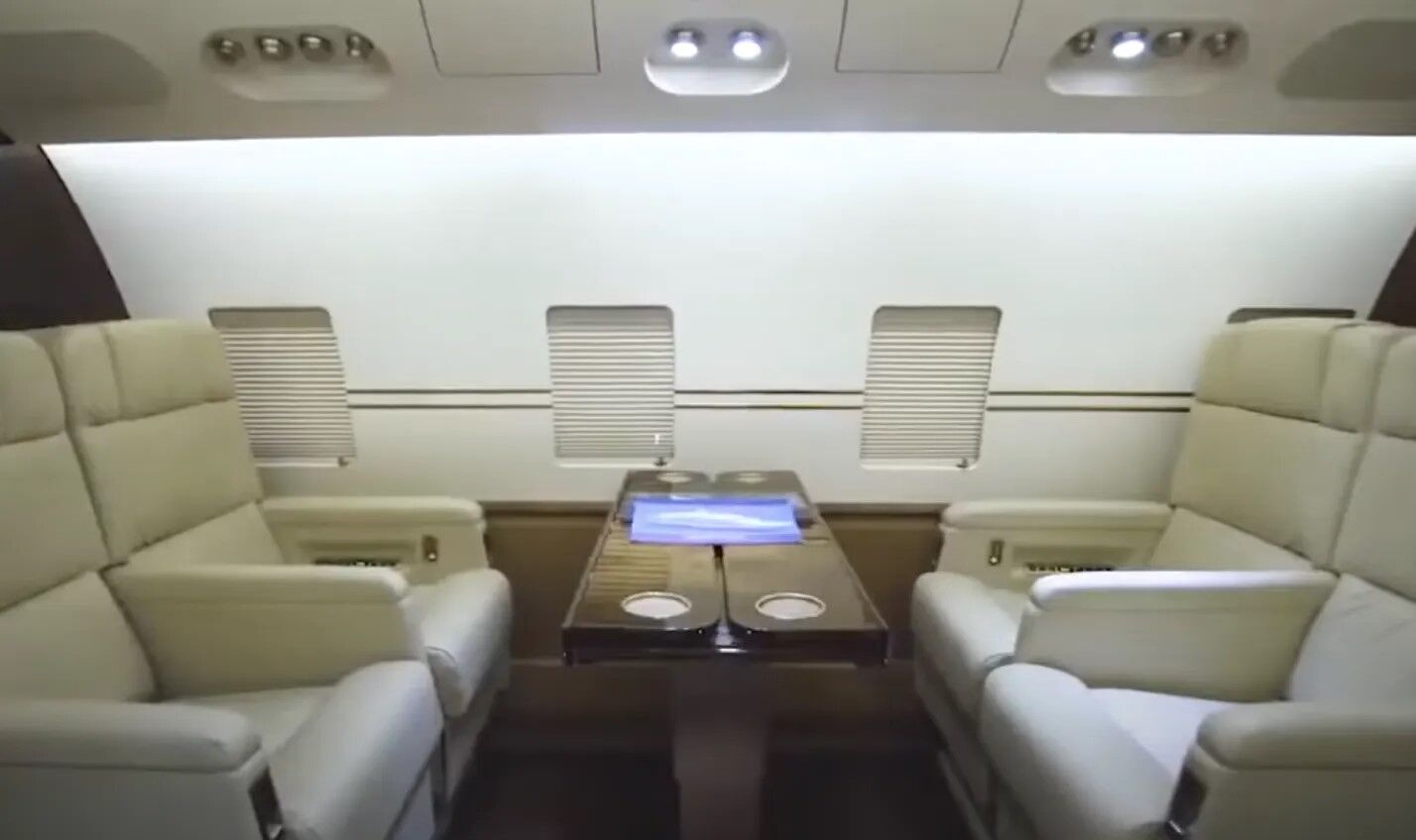 Как выглядит внутри частный самолет рэпера Jay-Z: шесть интересных фактов