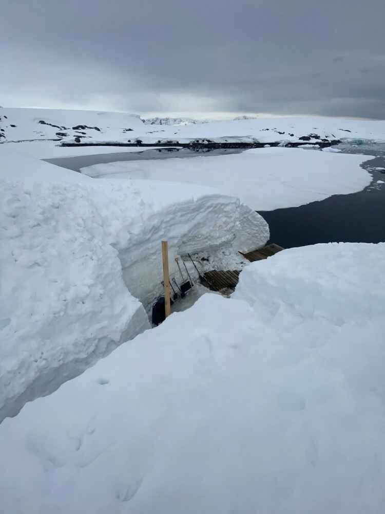 Полярники в Антарктиде вырыли тоннель глубиной 5 м и длиной 40 м: фото