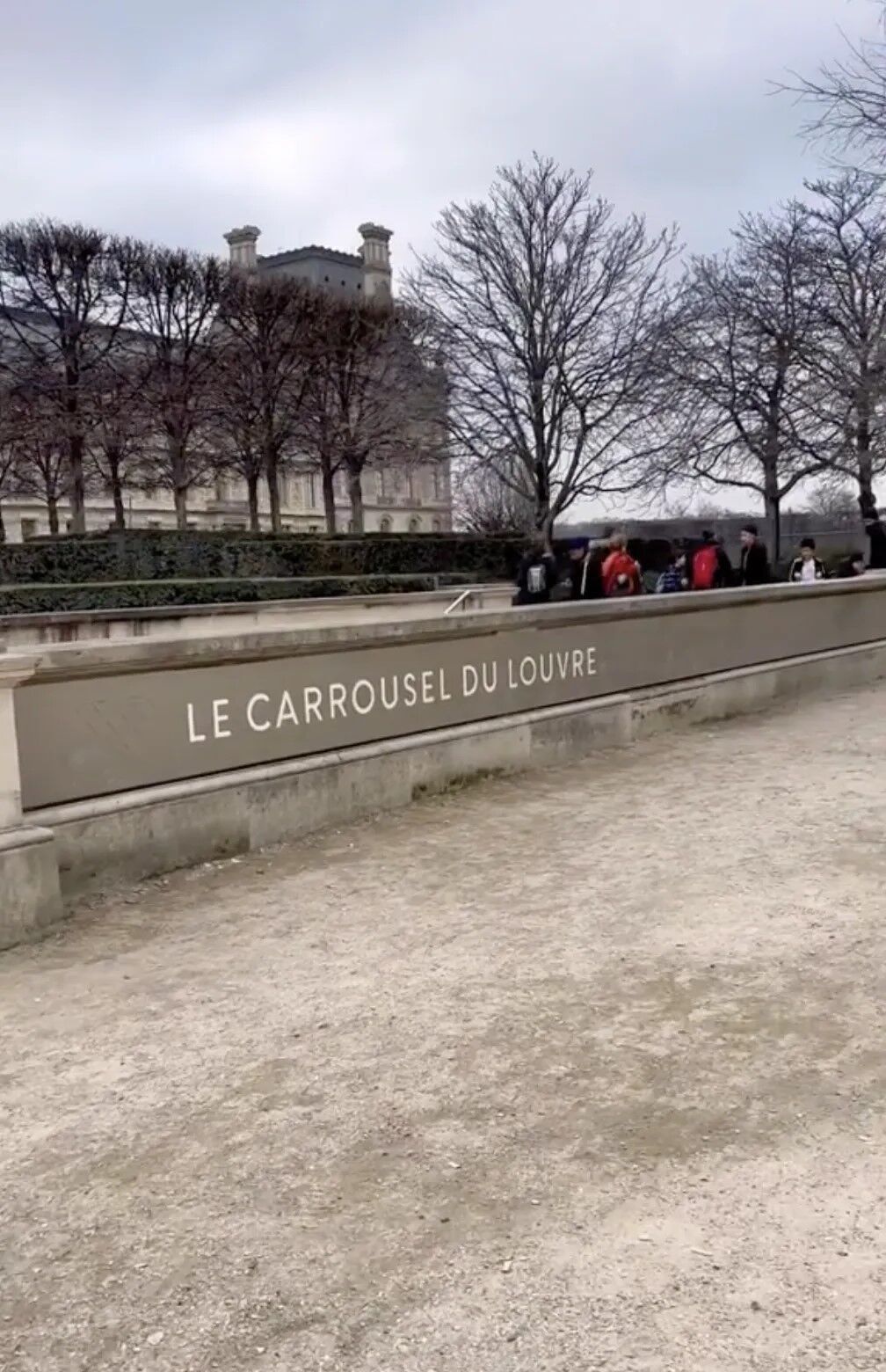 Туристка показала ''секретный'' вход в Лувр, который позволит не стоять в очереди. Видео