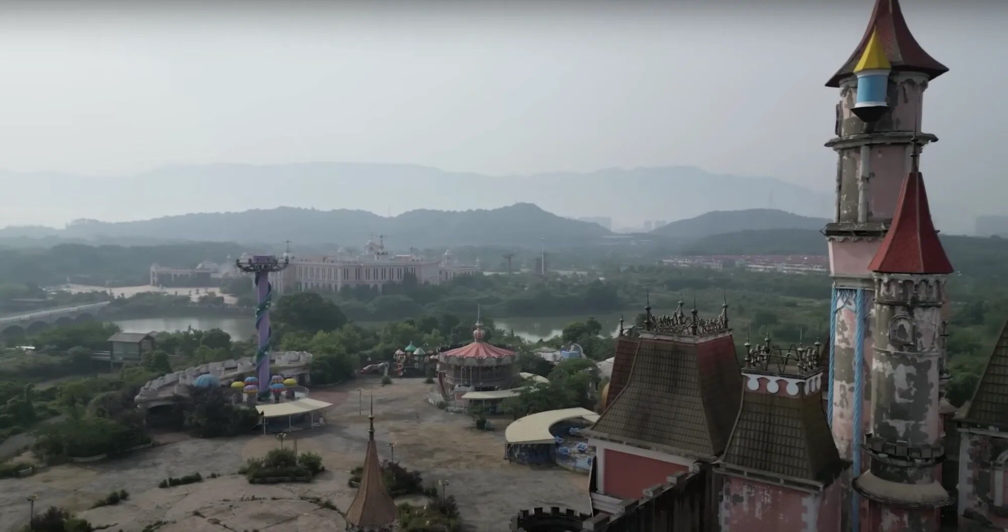 Как выглядит заброшенный парк развлечений в Китае, не смогший конкурировать с Диснейлендом. Видео