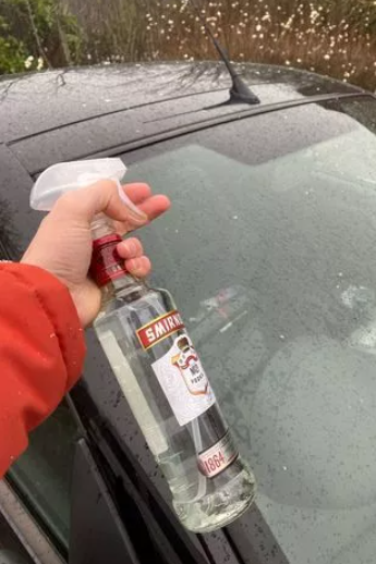 Водитель службы доставки поделился лайфхаком, как использовать водку для предотвращения замерзание лобового стекла