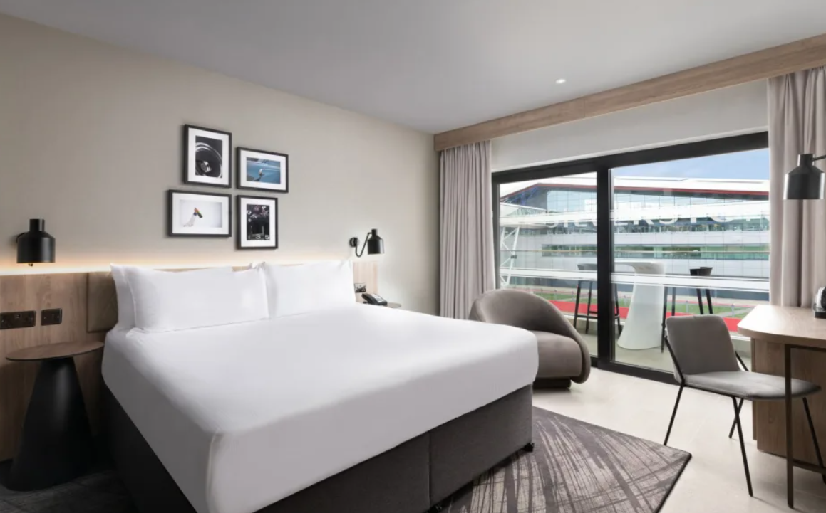 Silverstone: як виглядає готель, у якому можна прямо з ліжка спостерігати за гонками