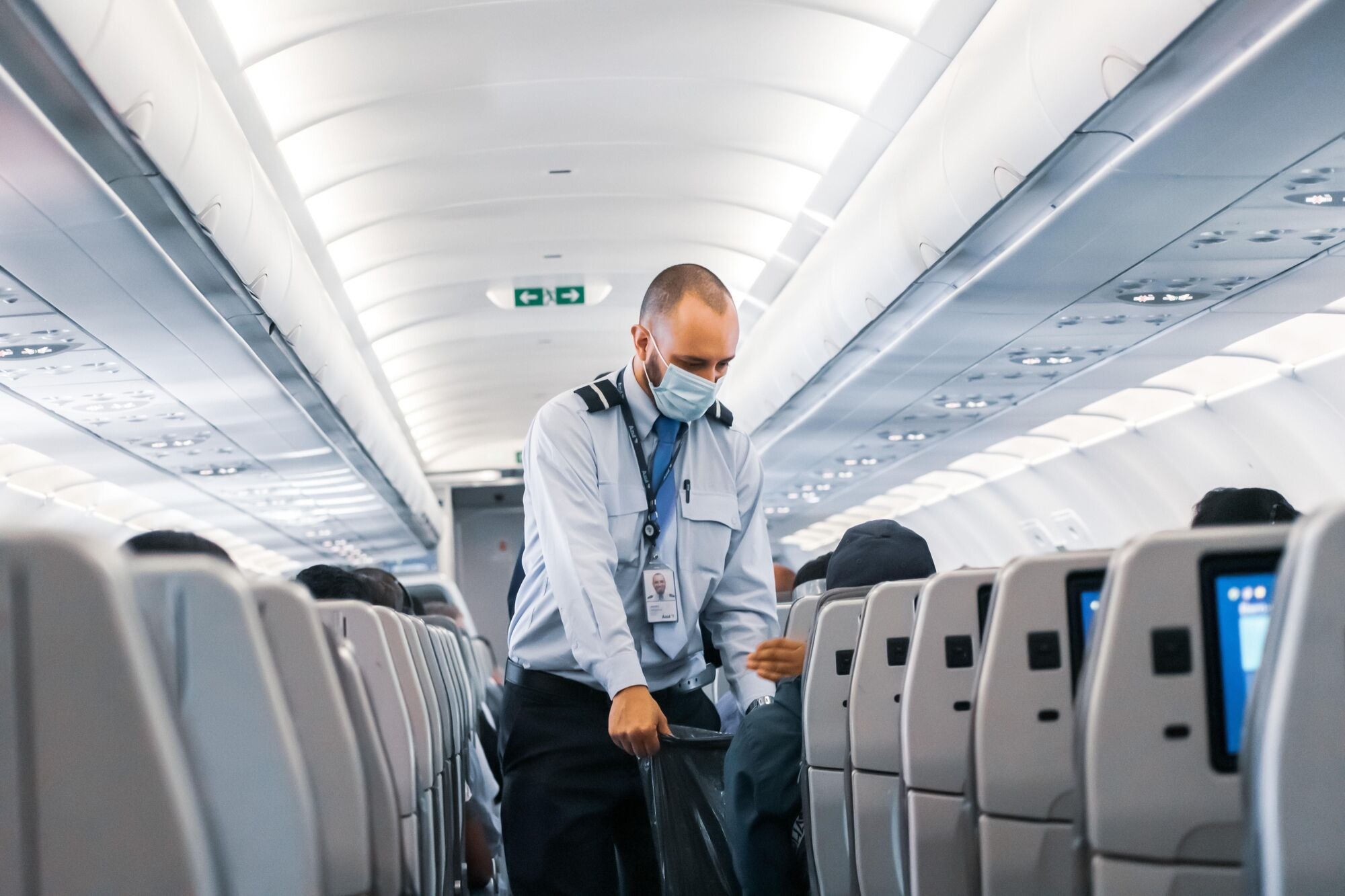 Бортпроводники назвали самые грубые вещи, которые делали пассажиры во время их рейсов