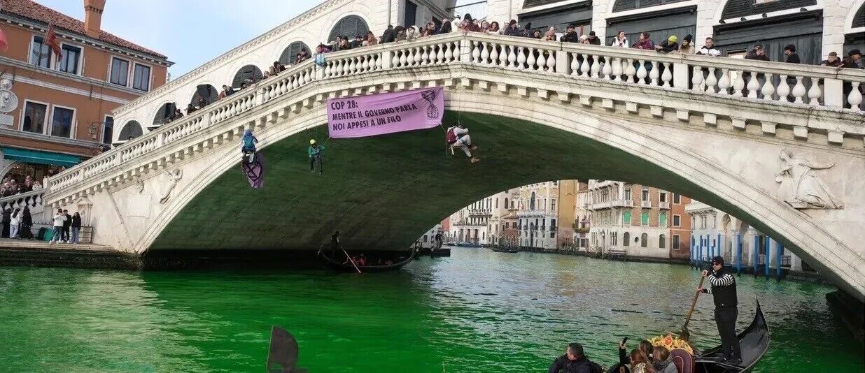 Група екоактивістів пофарбувала венеційський Гранд-канал у зелений колір