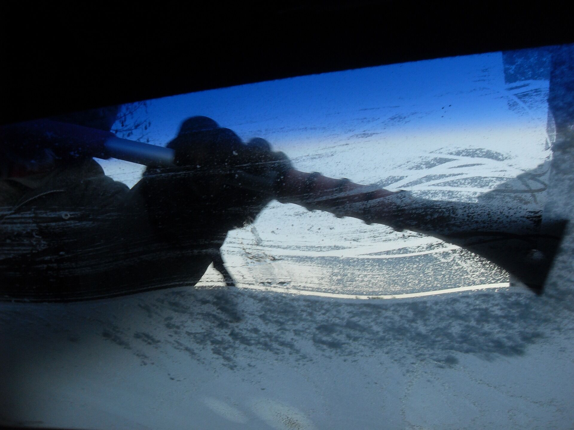 Эксперт рассказал, как решить проблему намерзания льда на лобовом стекле автомобиля