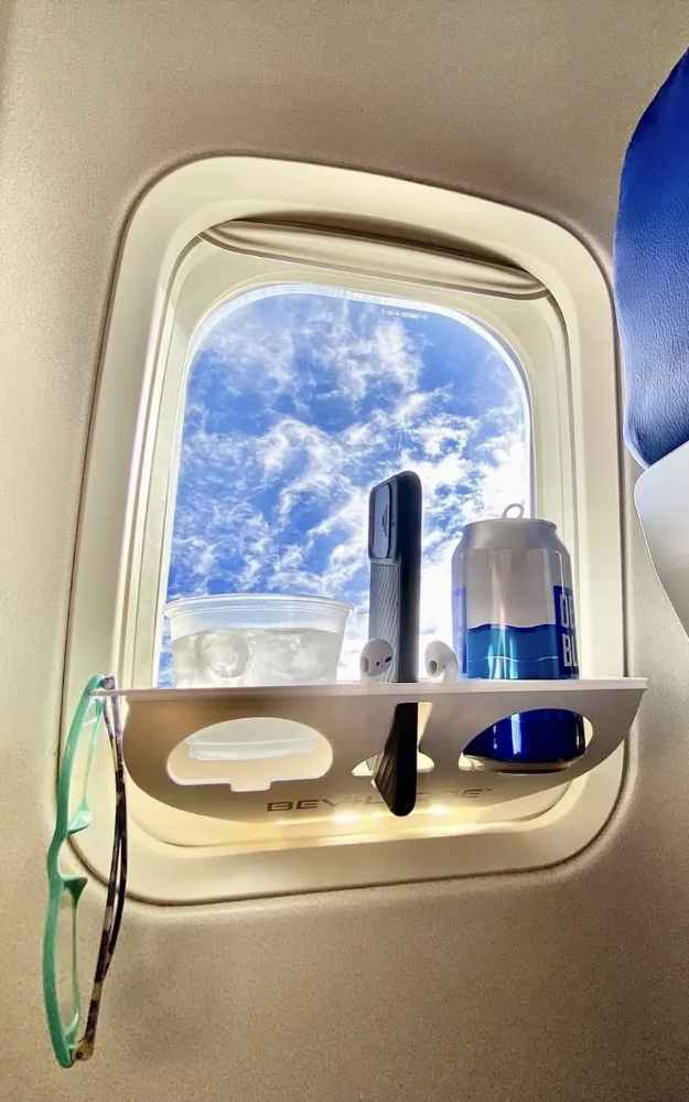 Простий винахід увійшов до списку обов'язкових речей для подорожей в 2024 році: він заощаджує місце в літаку