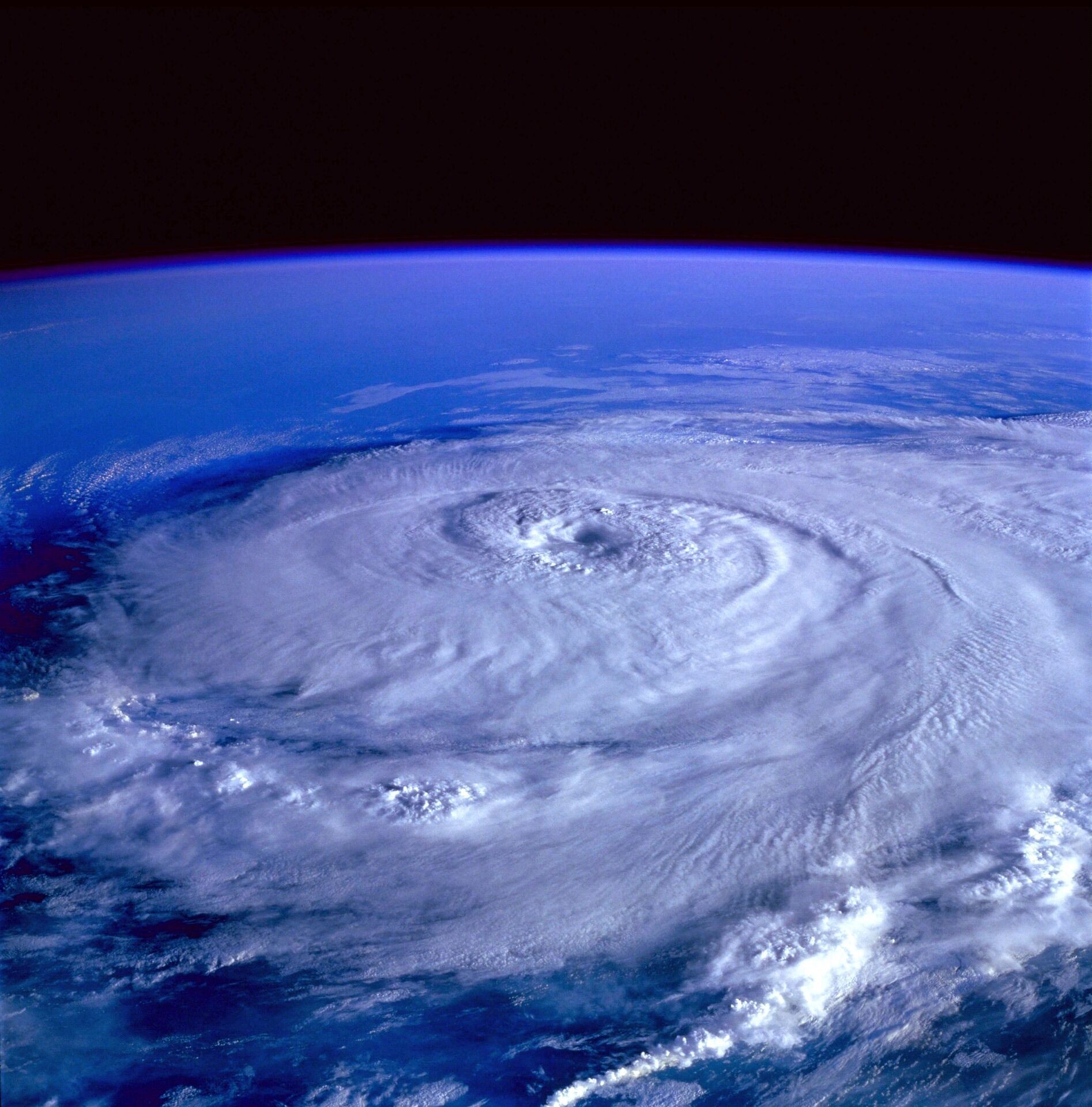 Ученые объяснили, почему циклоны названные женскими именами опаснее мужских