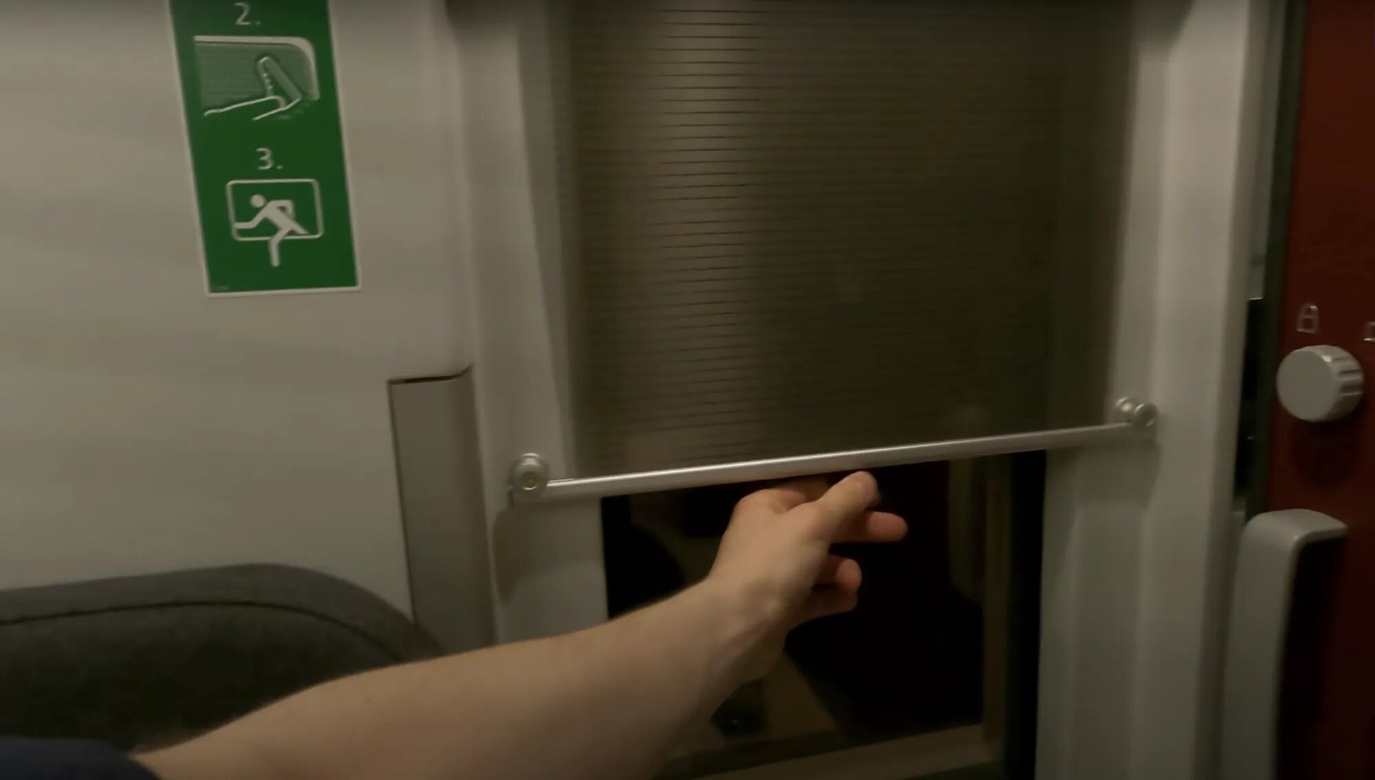 В Австрії почав курсувати новий потяг з індивідуальними капсулами для пасажирів: як це виглядає