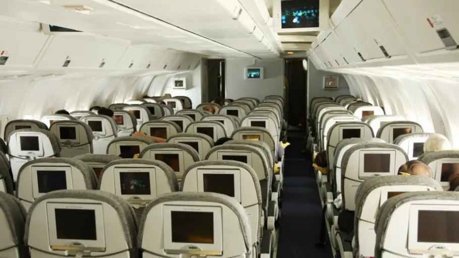 Эксперт по путешествиям поделился лайфхаком, как получить свободное место рядом со своим в самолете