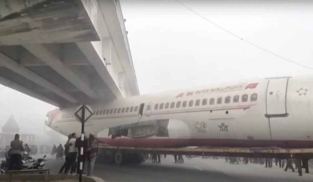 Самолет с брендированием Air India застрял под мостом. Видео