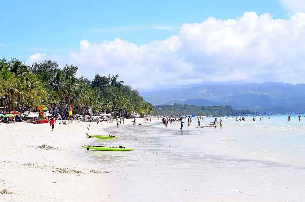 Райський острів, що став ''вигрібною ямою'': як туризм ледь не знищив популярний курорт на Філіпінах