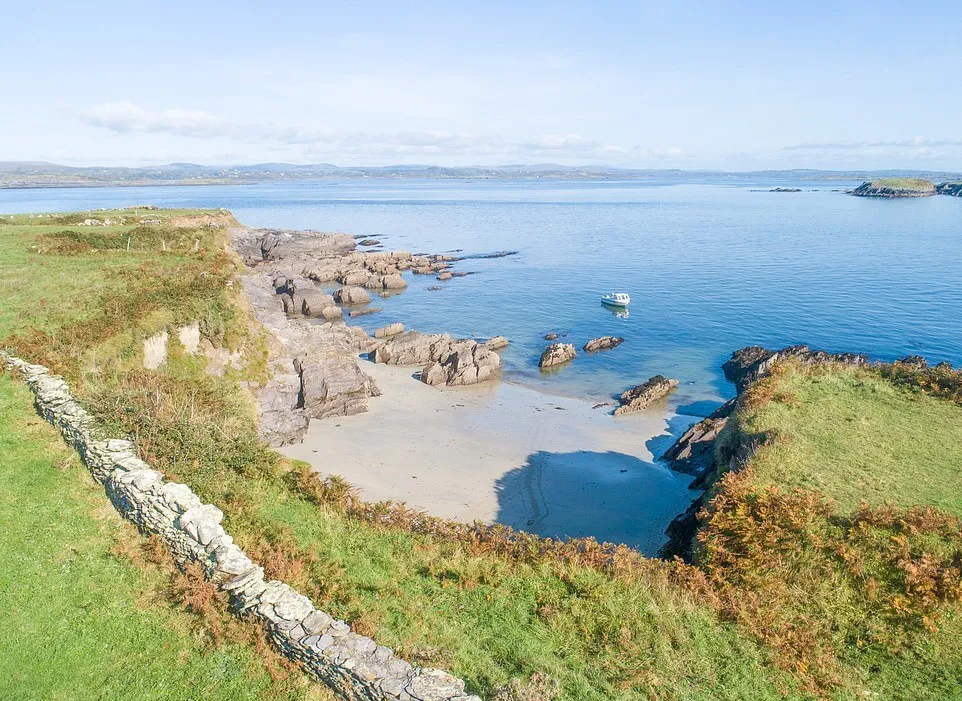 Сказочный остров у побережья Ирландии был выставлен на продажу по цене среднего дома в Лондоне. Фото