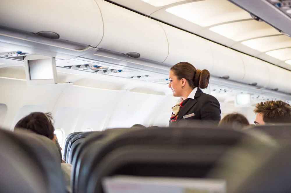 Как превратить кресло в самолете в постель: действенные советы