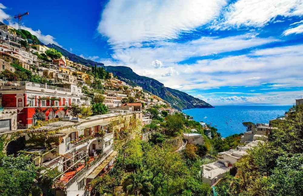 Озеро Комо против побережья Амальфи: сравнение самых привлекательных прибрежных жемчужин Италии