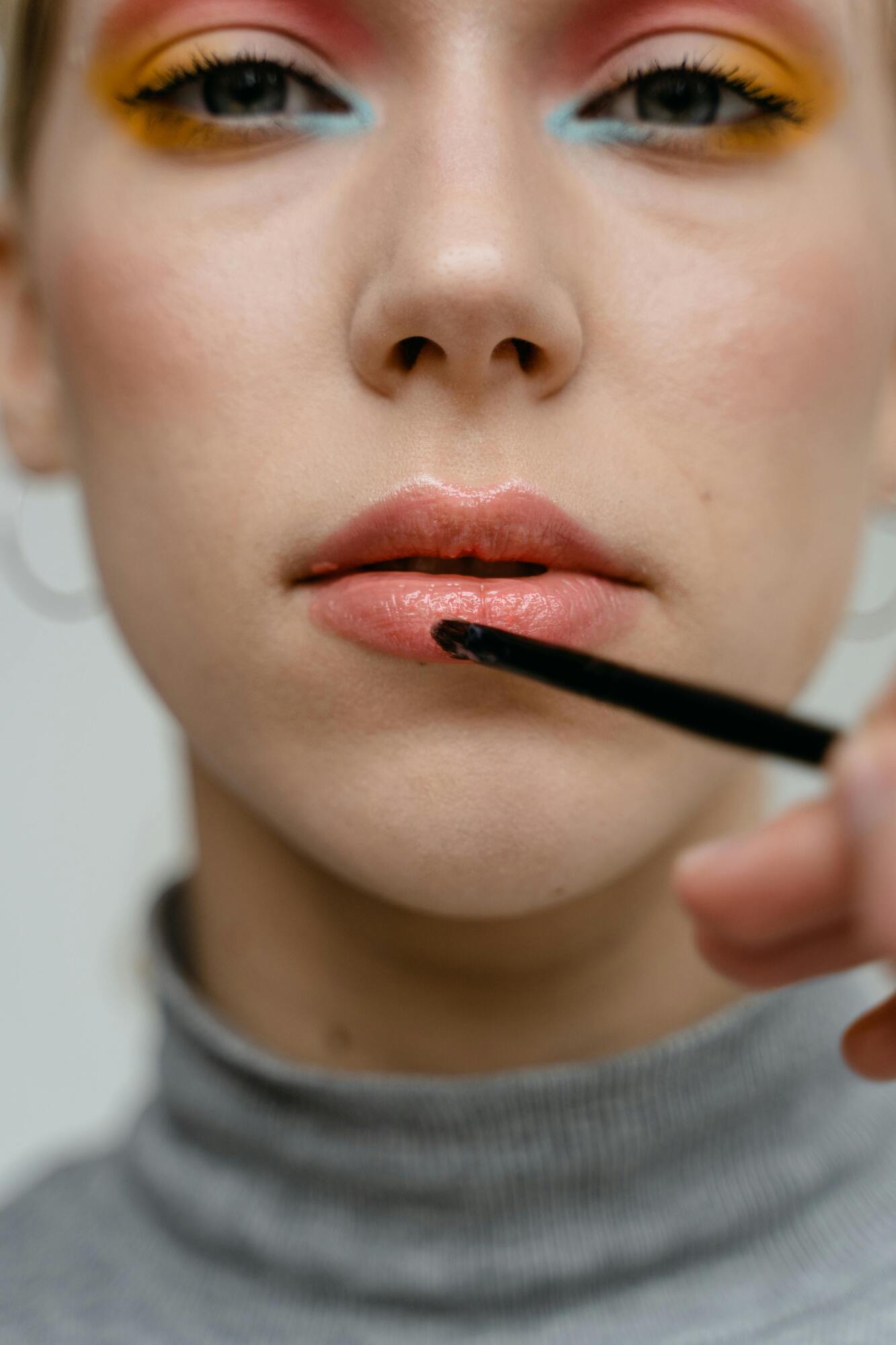 Можно оставить помаду дома: как сделать макияж губ более стойким