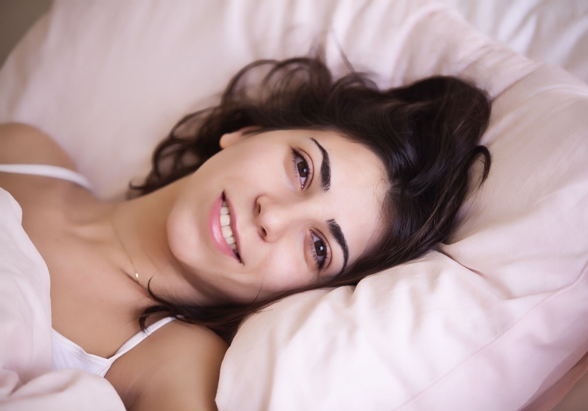 Спіть правильно: 5 порад, як вибрати подушку, яка вам підходить