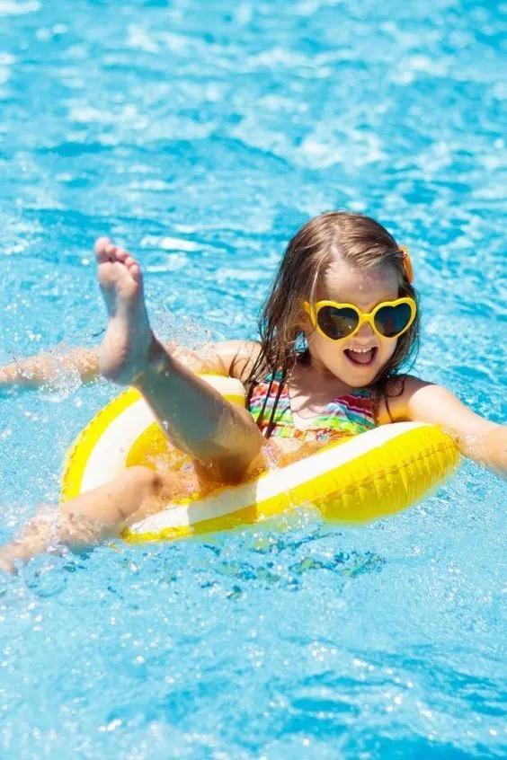 Безопасность в бассейне: 3 ошибки, которые часто допускают родители