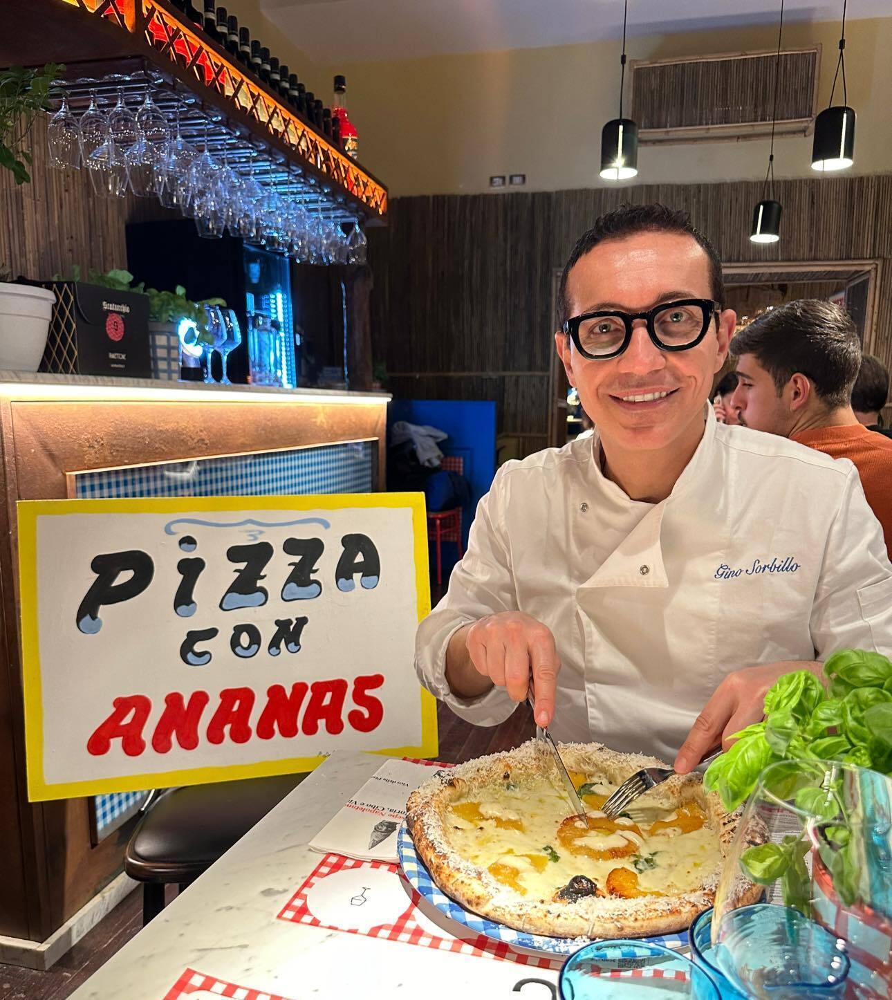 ''Маргарита с ананасами'': известный пиццайола из Неаполя удивил итальянцев необычной пиццей