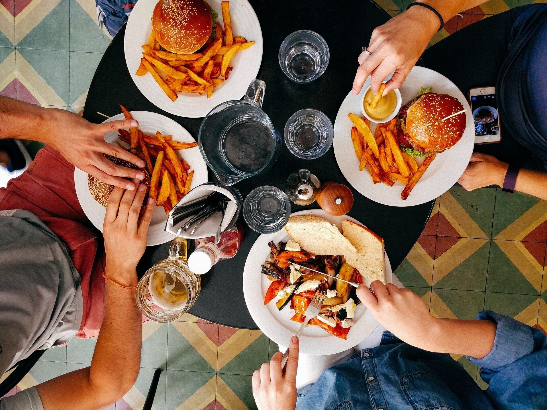 Як правильно поводитися в ресторані або в гостях: 5 правил столового етикету, про які слід знати