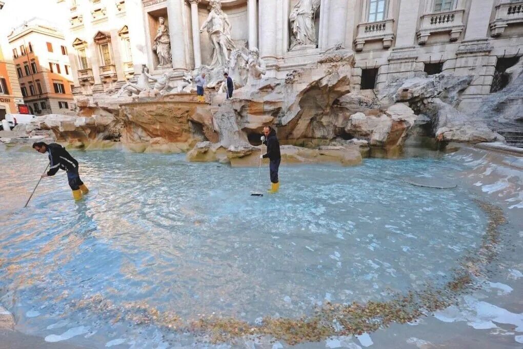 Туристы набросали в фонтан Треви в Риме монет на рекордные €1,6 млн