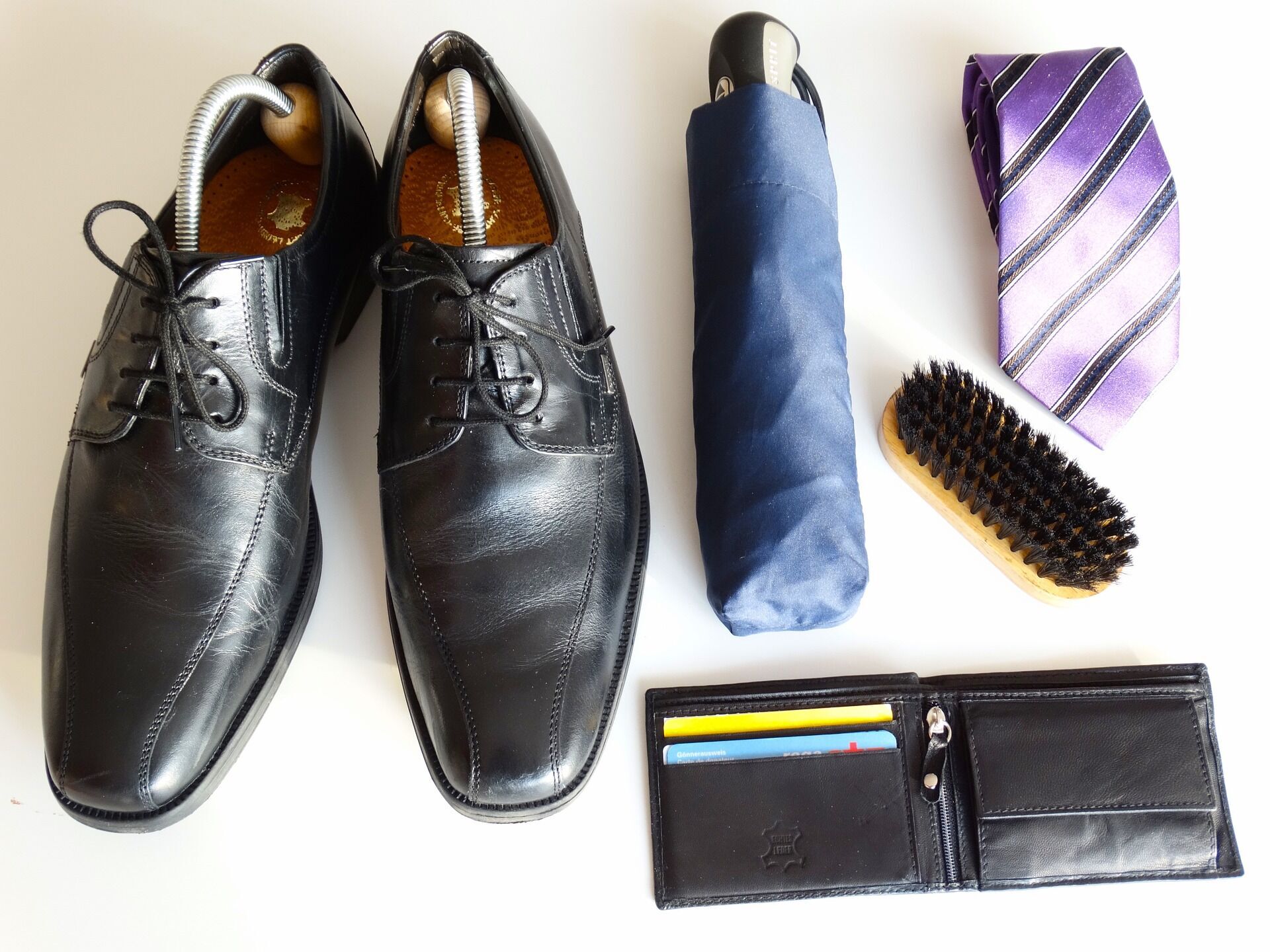 4 совета, как продлить жизнь обуви: чем ее чистить и где хранить 