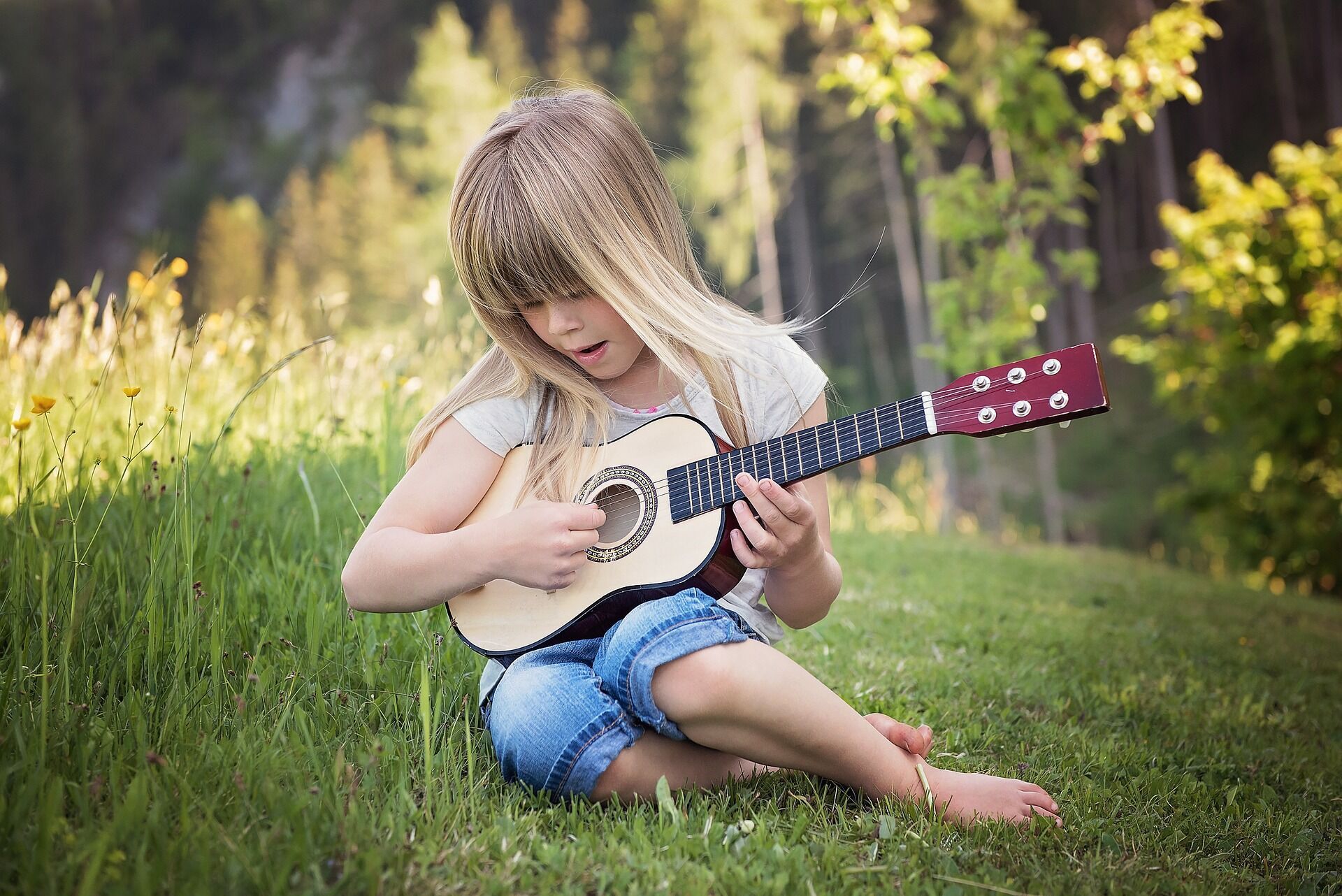 Колыбельные, танцы и специальное образование: 4 совета, как познакомить ребенка с миром музыки