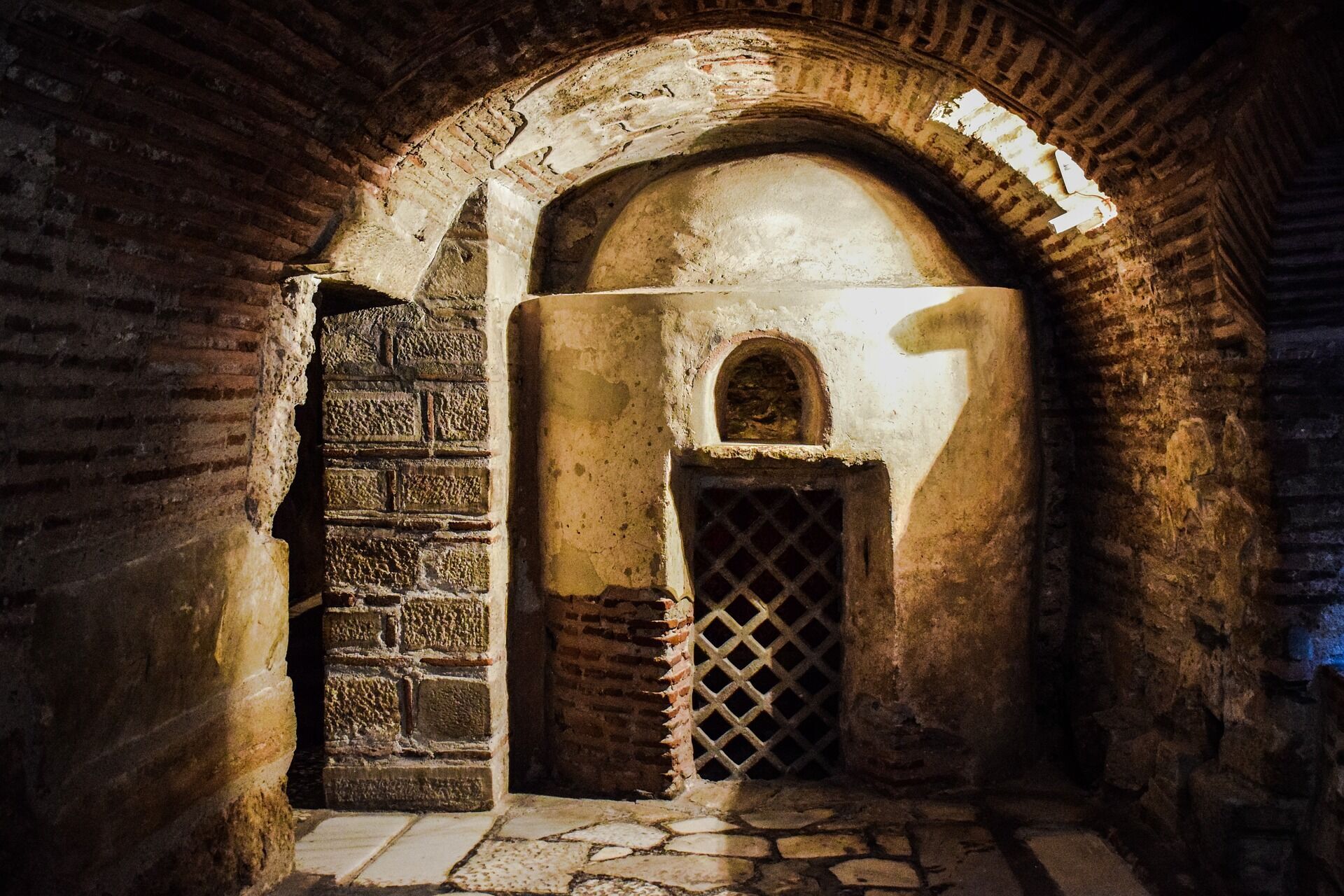 Страшные тайны парижских катакомб: что вас ожидает в знаменитом лабиринте-костнице