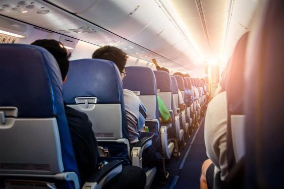 Самые безопасные места в самолете: куда советуют садиться специалисты