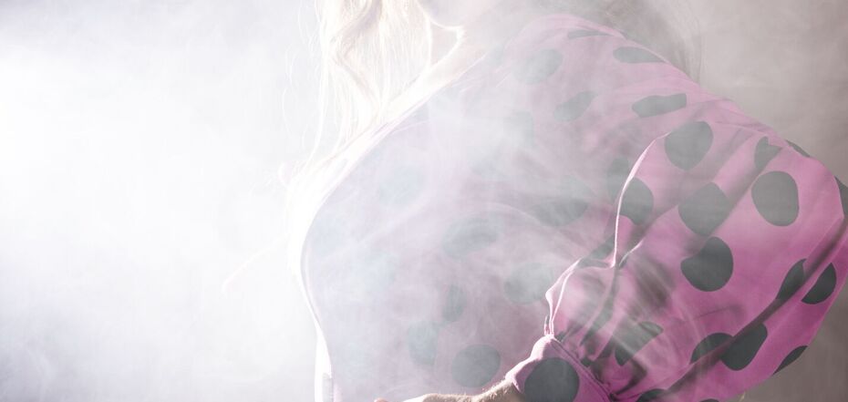 Практические советы, которые помогут вывести табачный запах из одежды