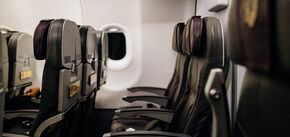 Сидения с откидным положением в самолетах: почему они все еще мешают пассажирам и существует ли альтернатива