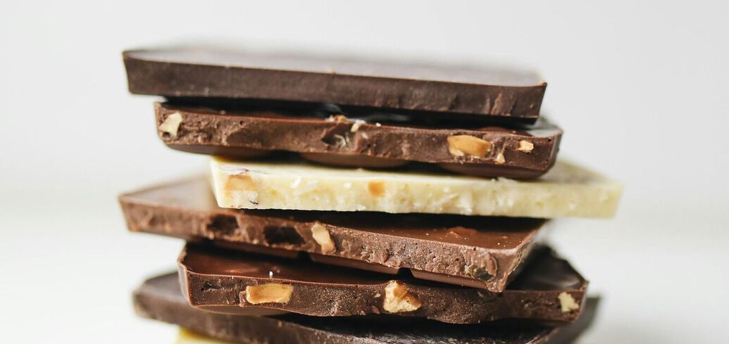 Безопасно ли есть шоколад с белыми пятнами