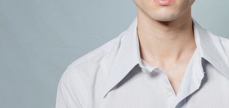 Как эффективно удалить желтизну из воротника рубашки: три полезных совета