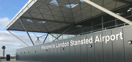 Аеропорт Станстед: пара потрапила до в'язниці за незаконний в'їзд до Великобританії